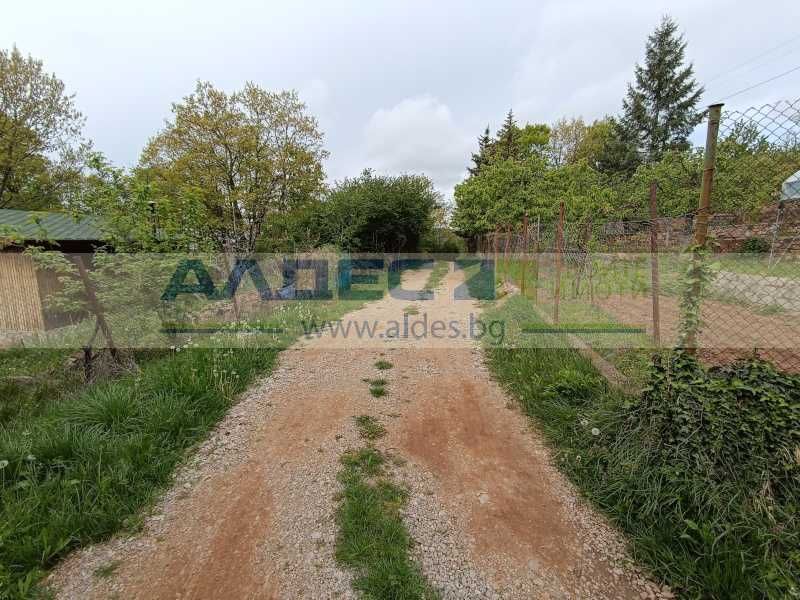 Продава се поземлен имот сред много зеленине в с. Царичина!