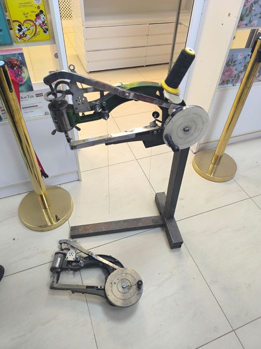 швейная машина для обуви - 2 штуки - в хорошем соостояние оба