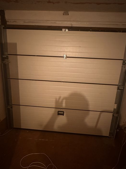 Vand usa de garaj sectionala actionata electric in