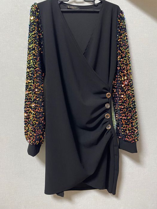 Черна рокля с блестящи ръкави