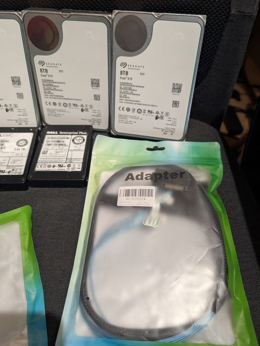Kit pentru NAS ( 4 x Hdd Sas, 2x Ssd Sas, raid controller si cabluri).