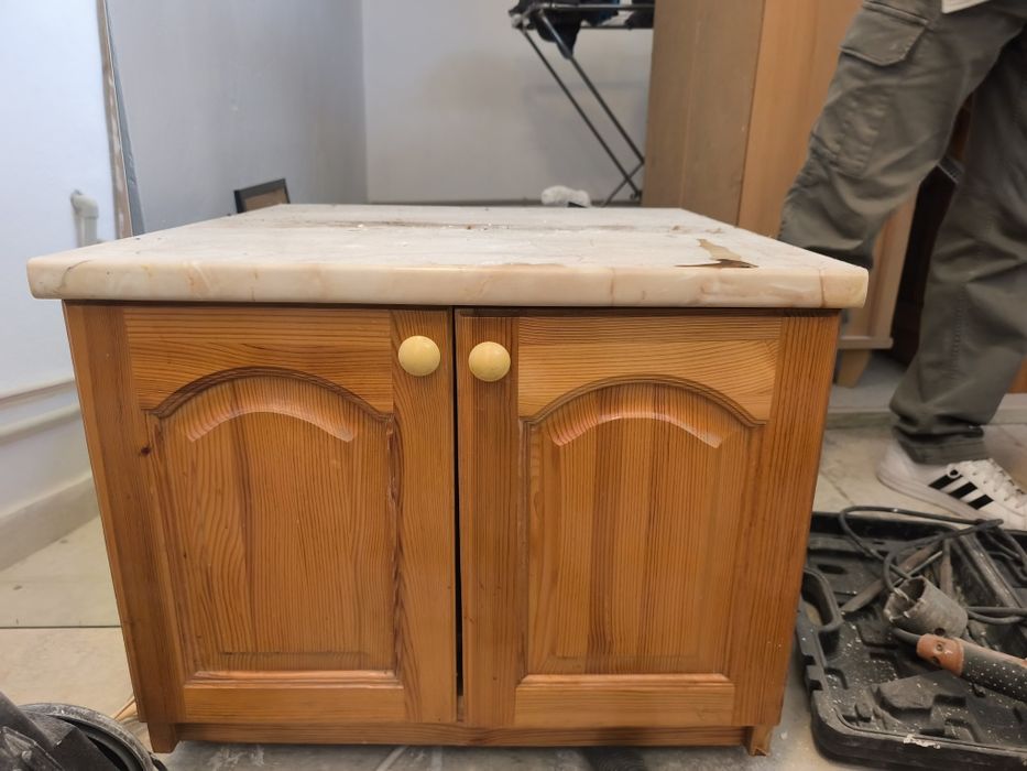 Дървен шкаф с плот