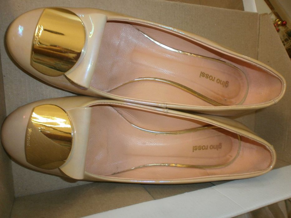 продавам дамски обувки и дамски чанти.