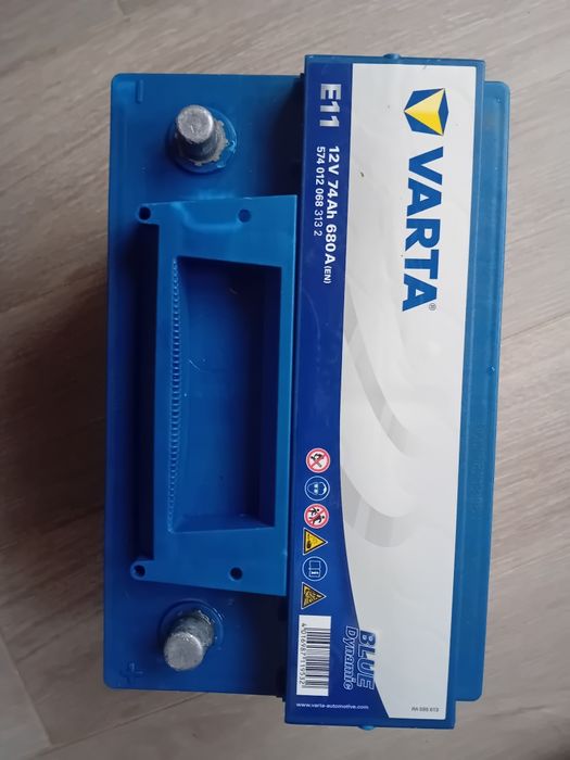 Vând acumulator auto Varta de 74  ah