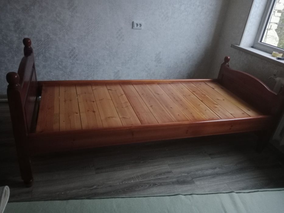 Кровать дерево продаю