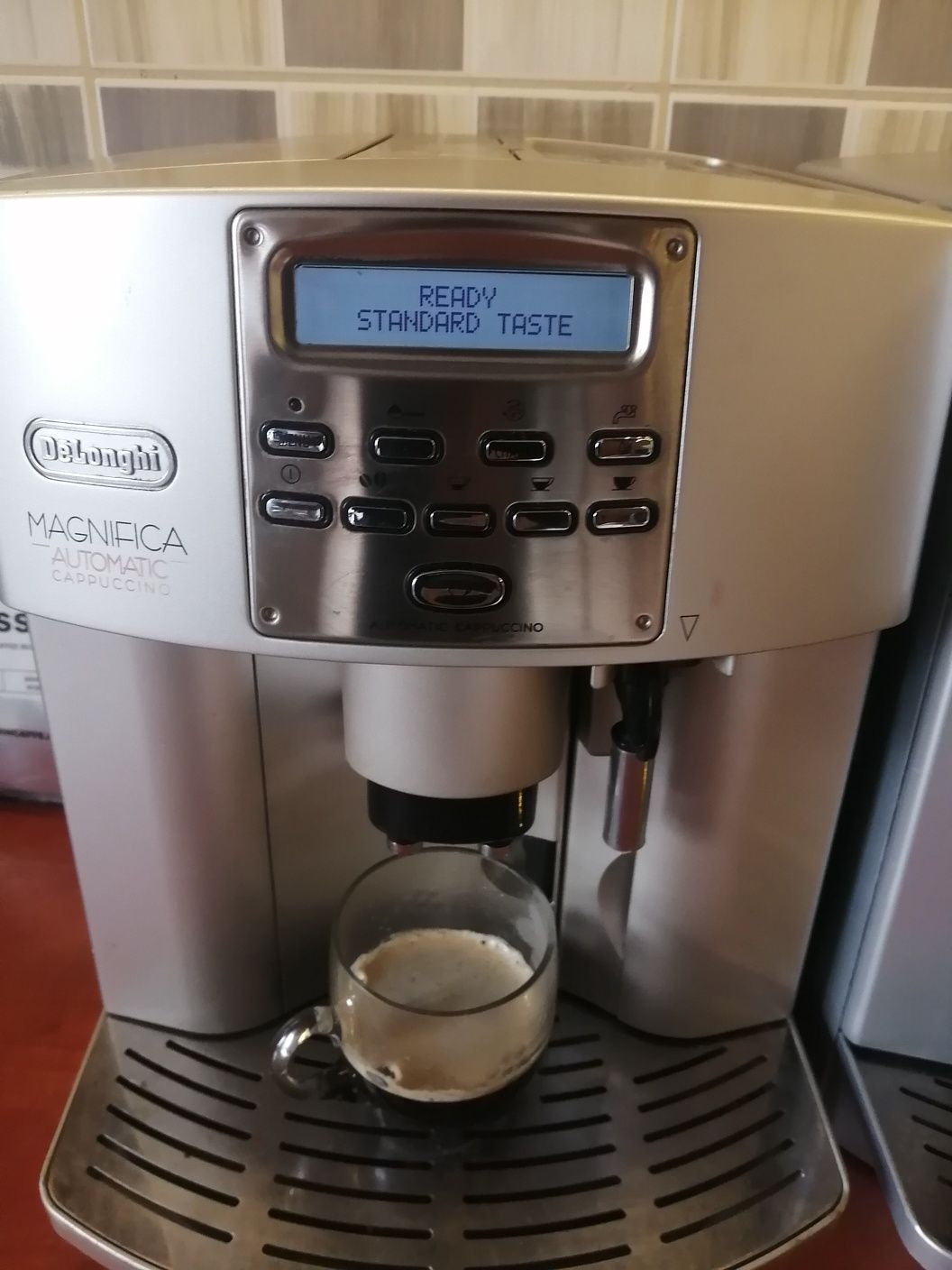 Expresor cafea Delonghi Magnifica automatic și elegante capucino