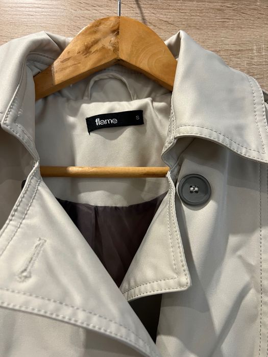 Продавам тренчкот