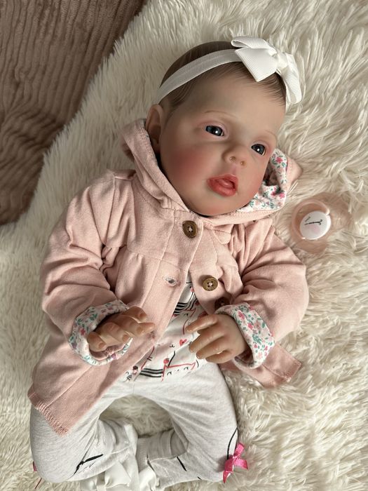 Fetita rebon papusa noua