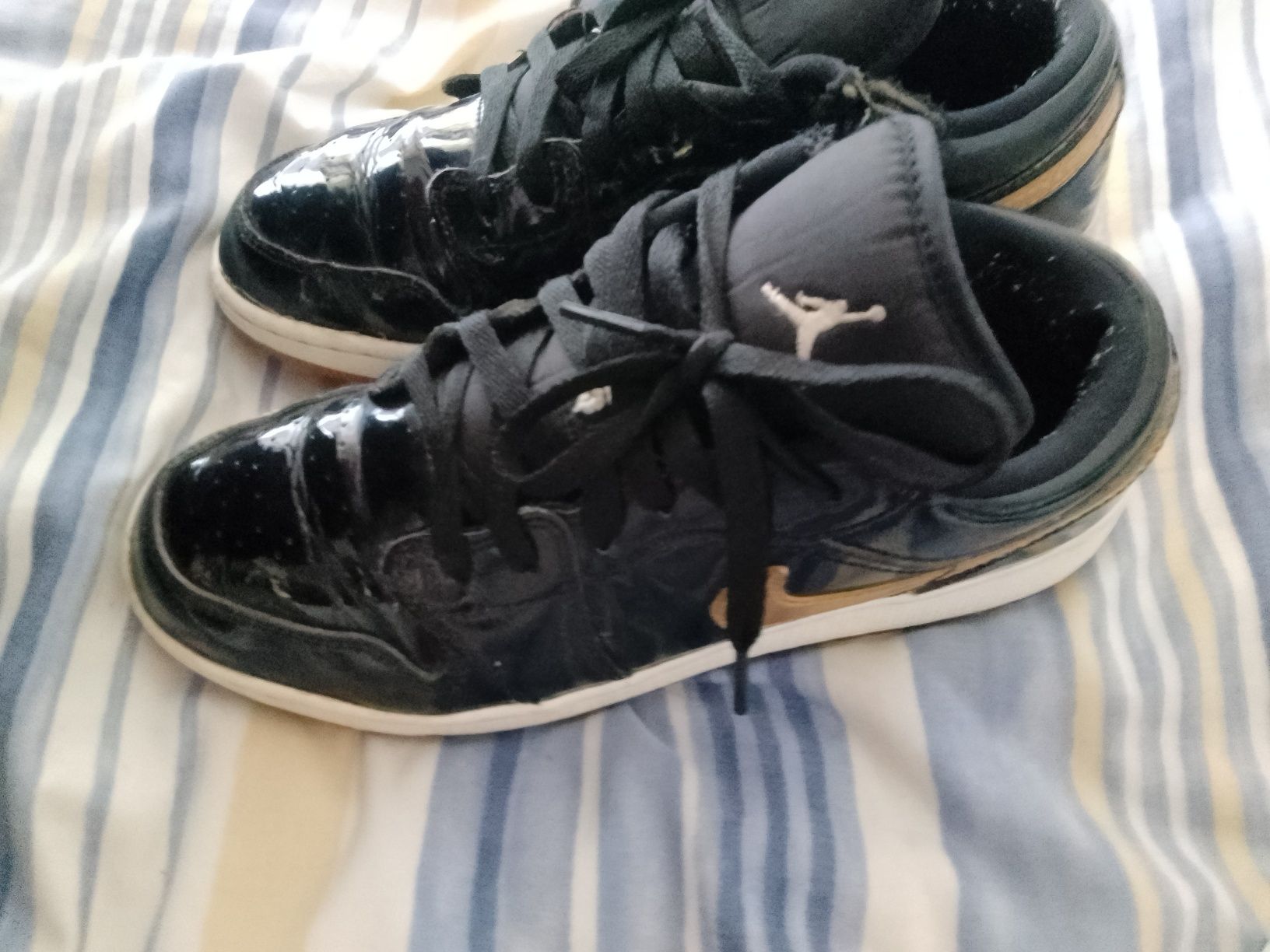 Vând Jordan 1 mid
