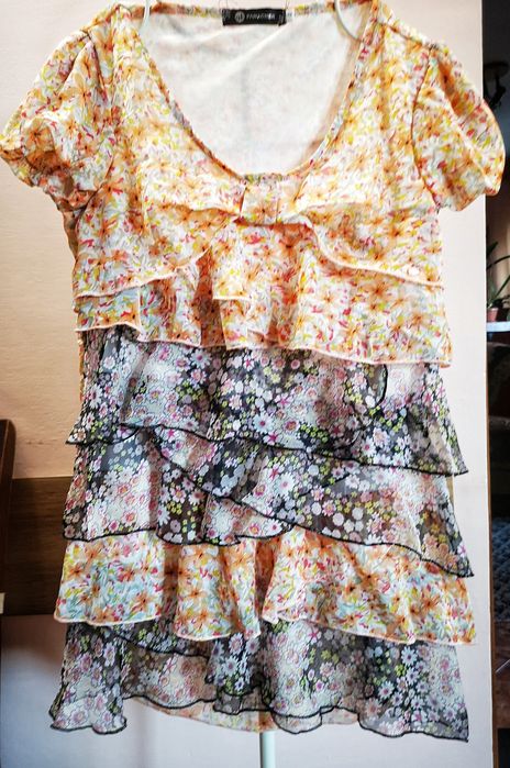 Bluză cu volane suprapuse