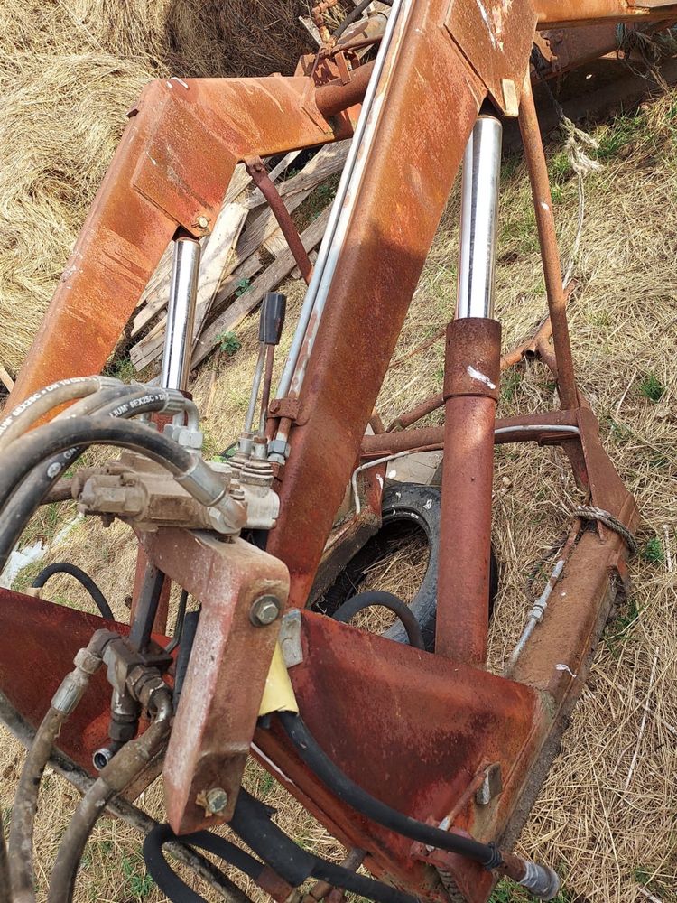 Vând incarcator frontal