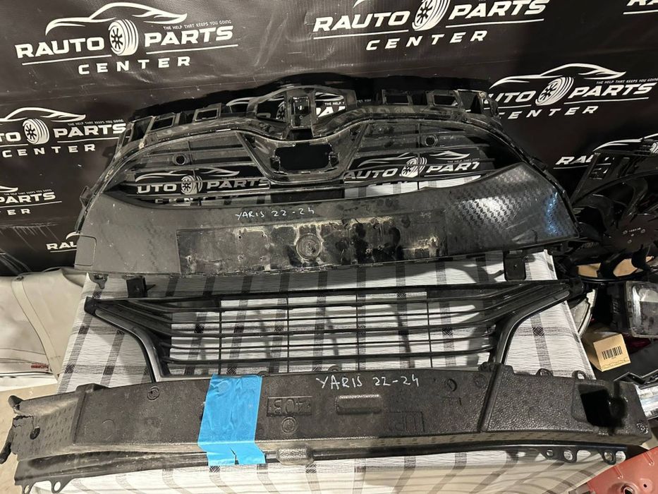 Grila centrala + armatura fata Toyota Yaris 2022/2023/2024