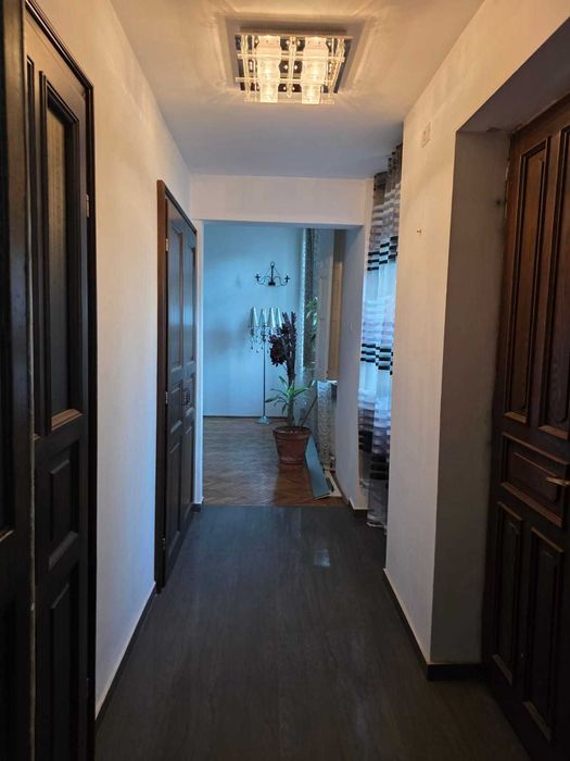 Inchiriez apartament  3 camere , situat în zona Biserica Rosie Arad