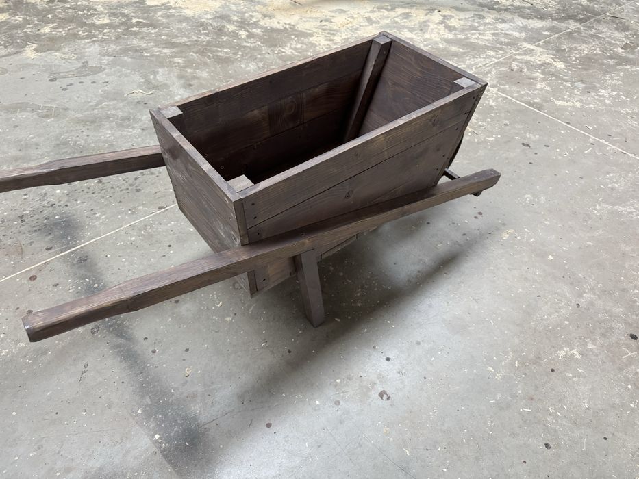 Roaba artizanala din lemn cu roata de fier pentru flori