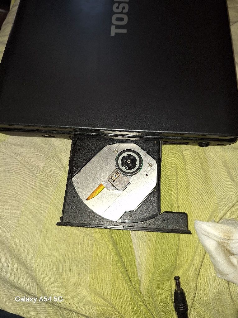 Продавам Лаптоп TOSHIBA