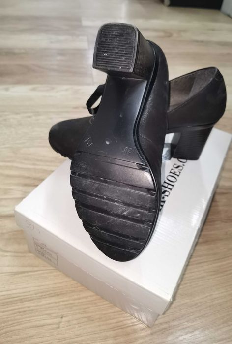 Дамски обувки, обувани само за повод