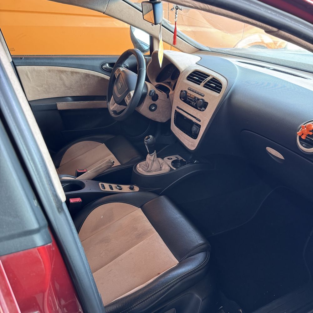 Seat Leon 1P 1.9 TDI 105CP – Avariat, motor si interior in stare buna