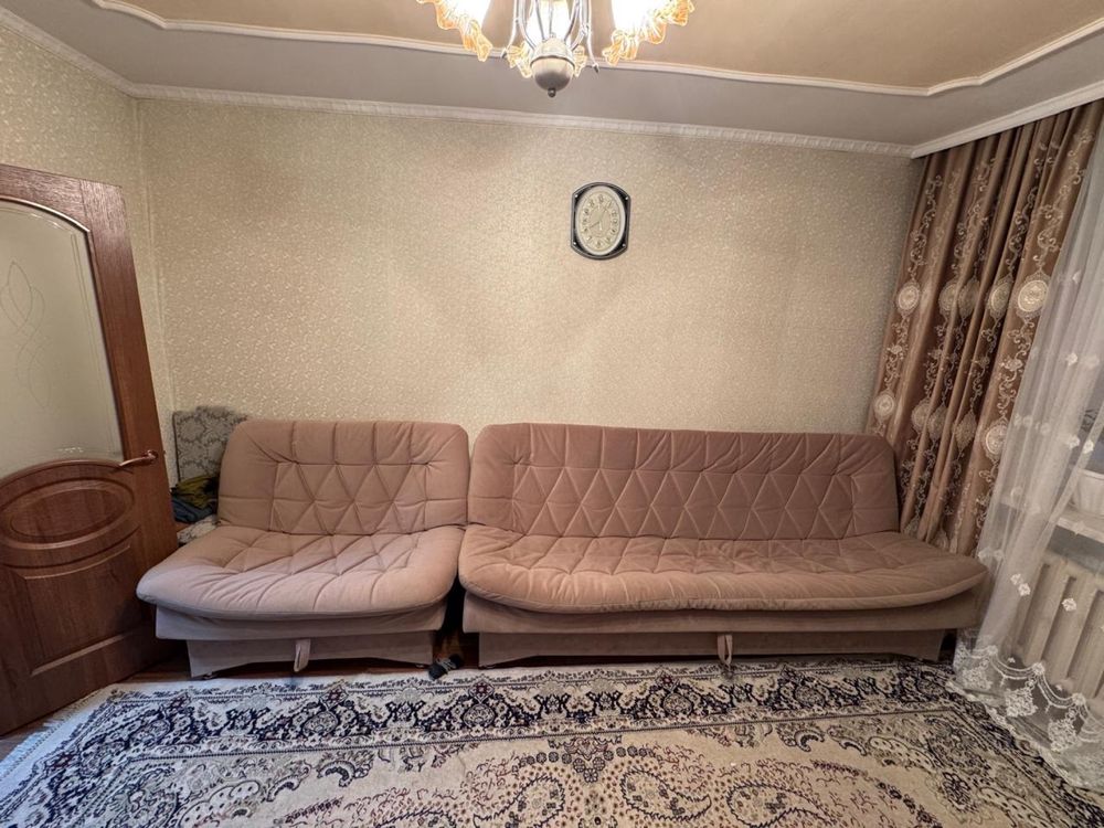 Продается диван. Почти новый, мало использовался.