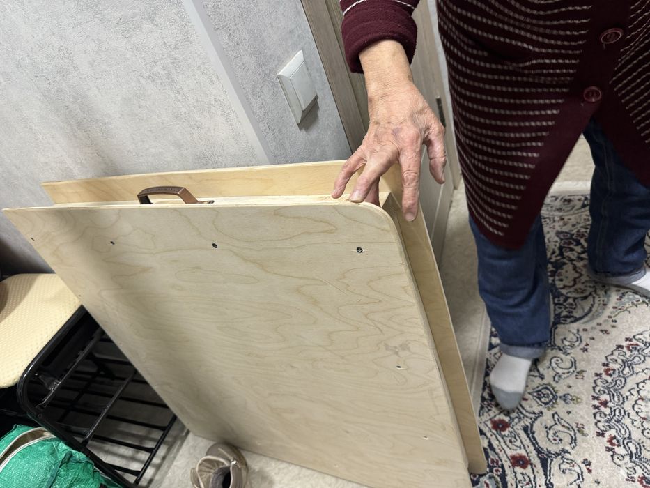 Продам для дома стол для чая новый, санки новый, прочие товары