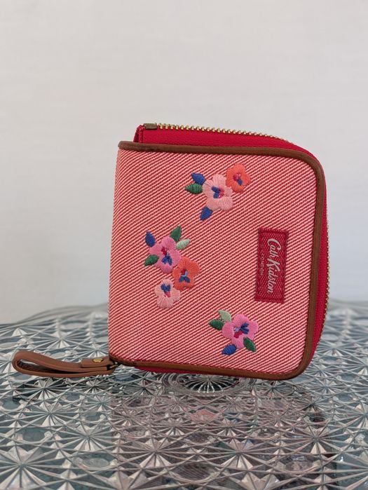 Малко червено партмоне с цветя