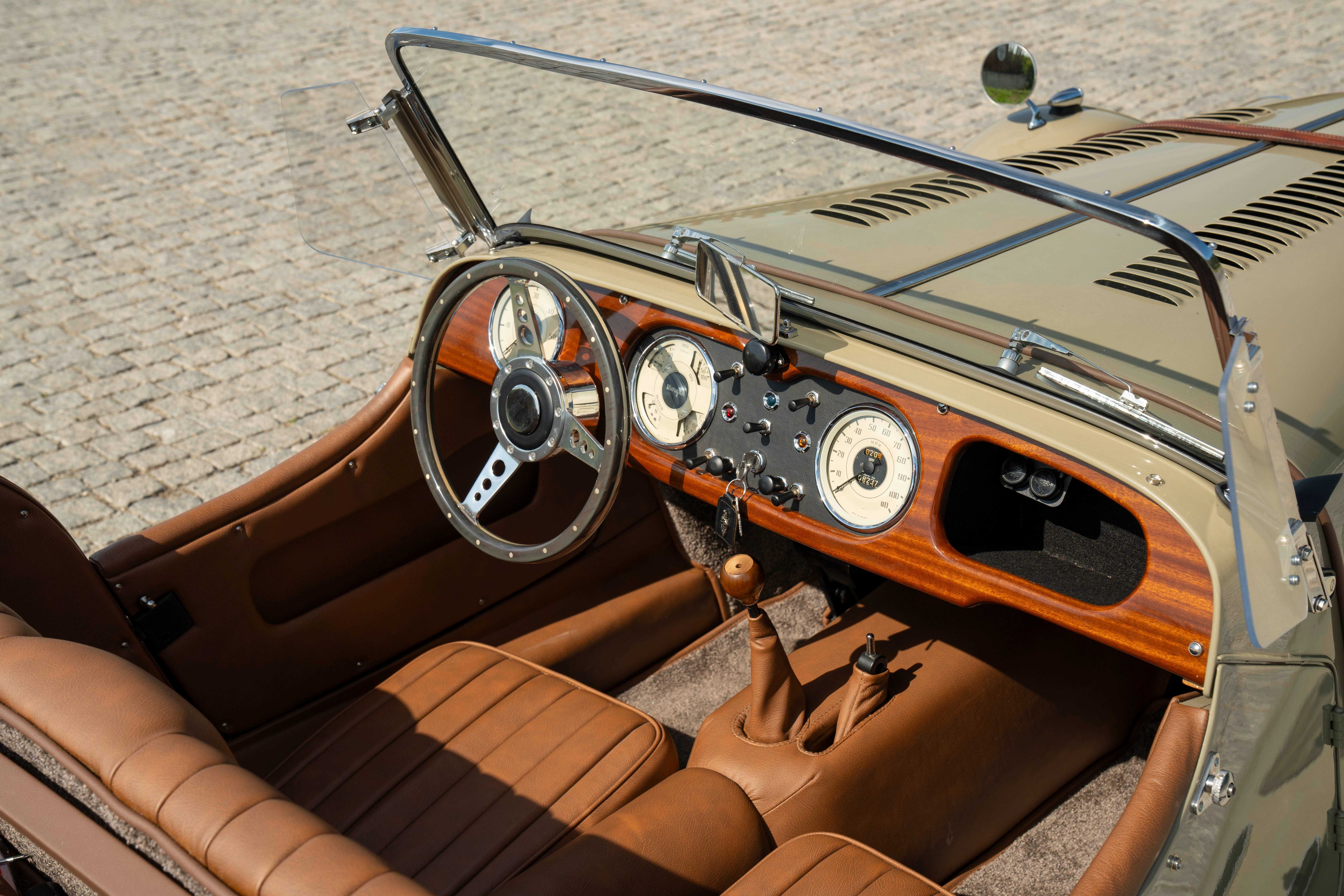 Morgan 4/4, an fabricație 1965, complet restaurat profesional