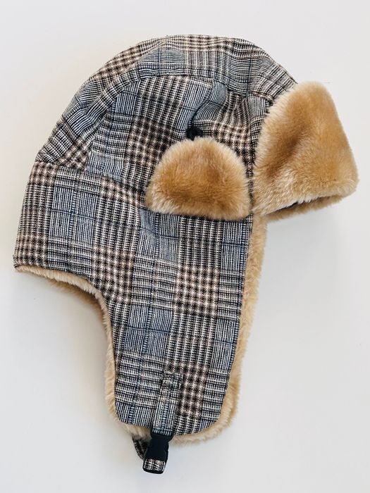 Интересна и кокетна зимна дамска шапка Laura Marconi