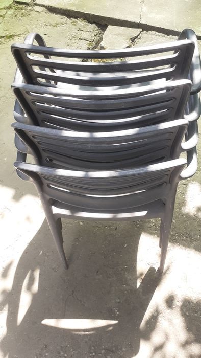 Vând 4 scaune plastic