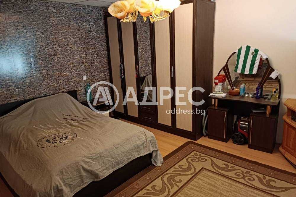 Къща в кв. "Бели Лом", в района на малката джамия.