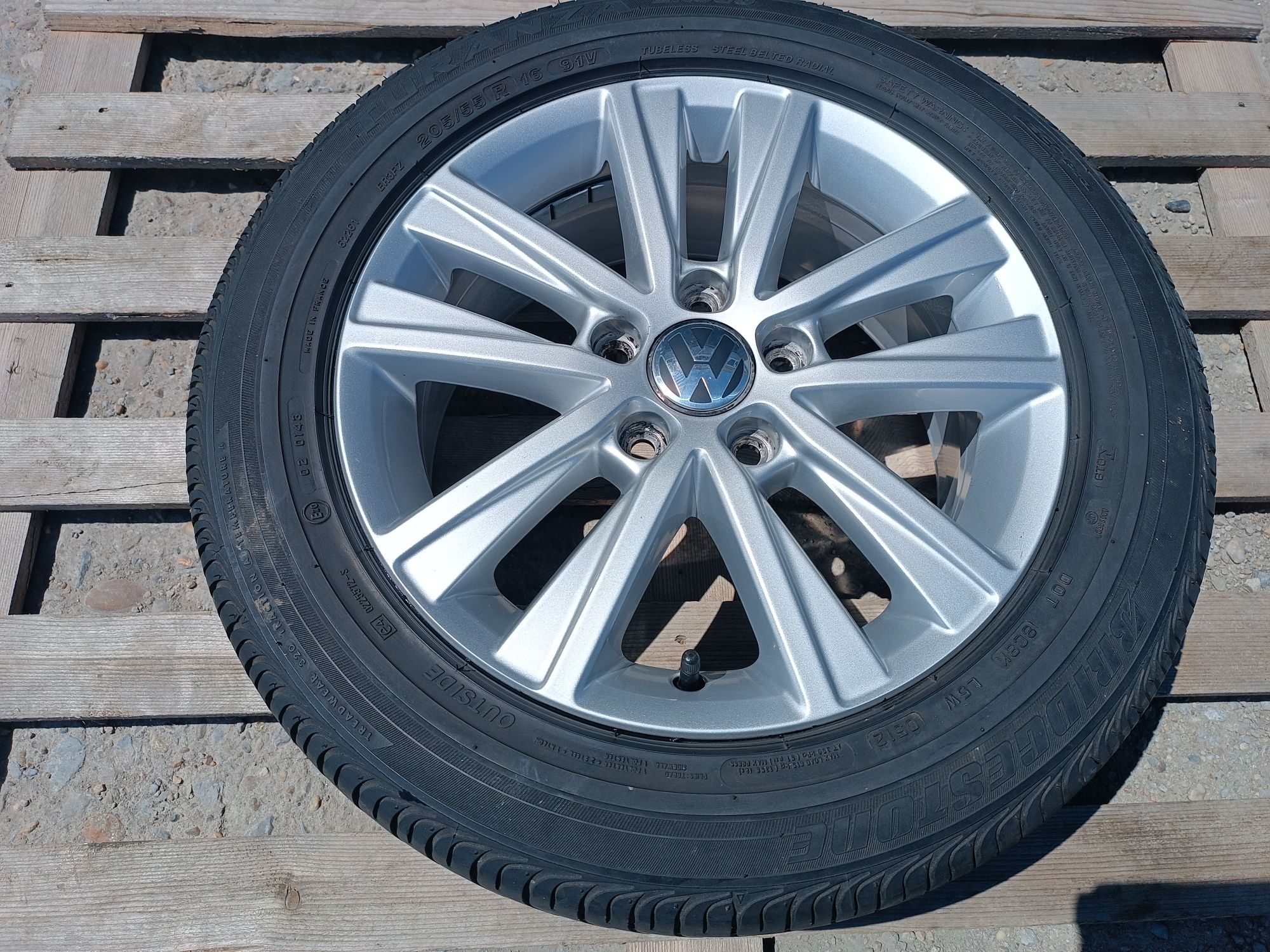 1бр. лята джанта VW 16ка 5х112 VW + лятна гума 205/55/16 Bridgestone