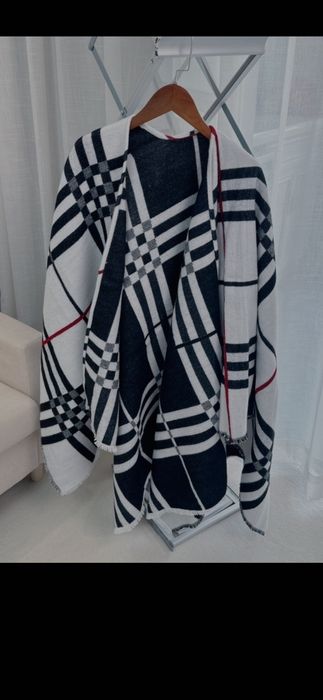Poncho Burberry model 2026-iarnă