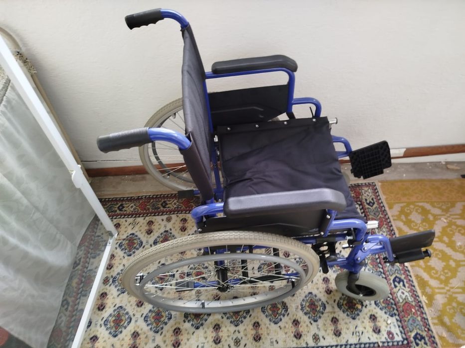 Vând scaun rulant