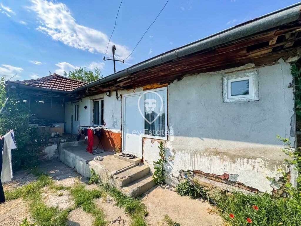 Едноетажна къща с голям парцел в село Загорци, област Бургас