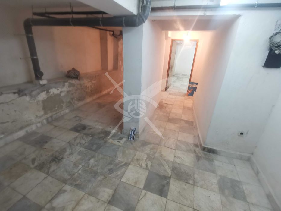 Дава се под наем Офис в Бургас, Център - 180 кв.м за 125681.34 € - Снимка #1