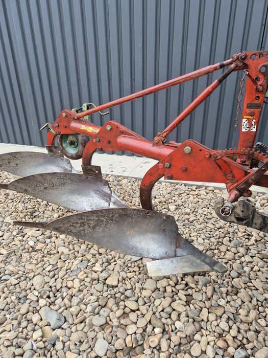 Plug kverneland cu 3 brazde