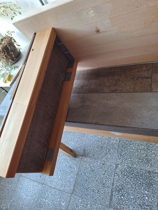 Маса с две пейки от естествено дърво