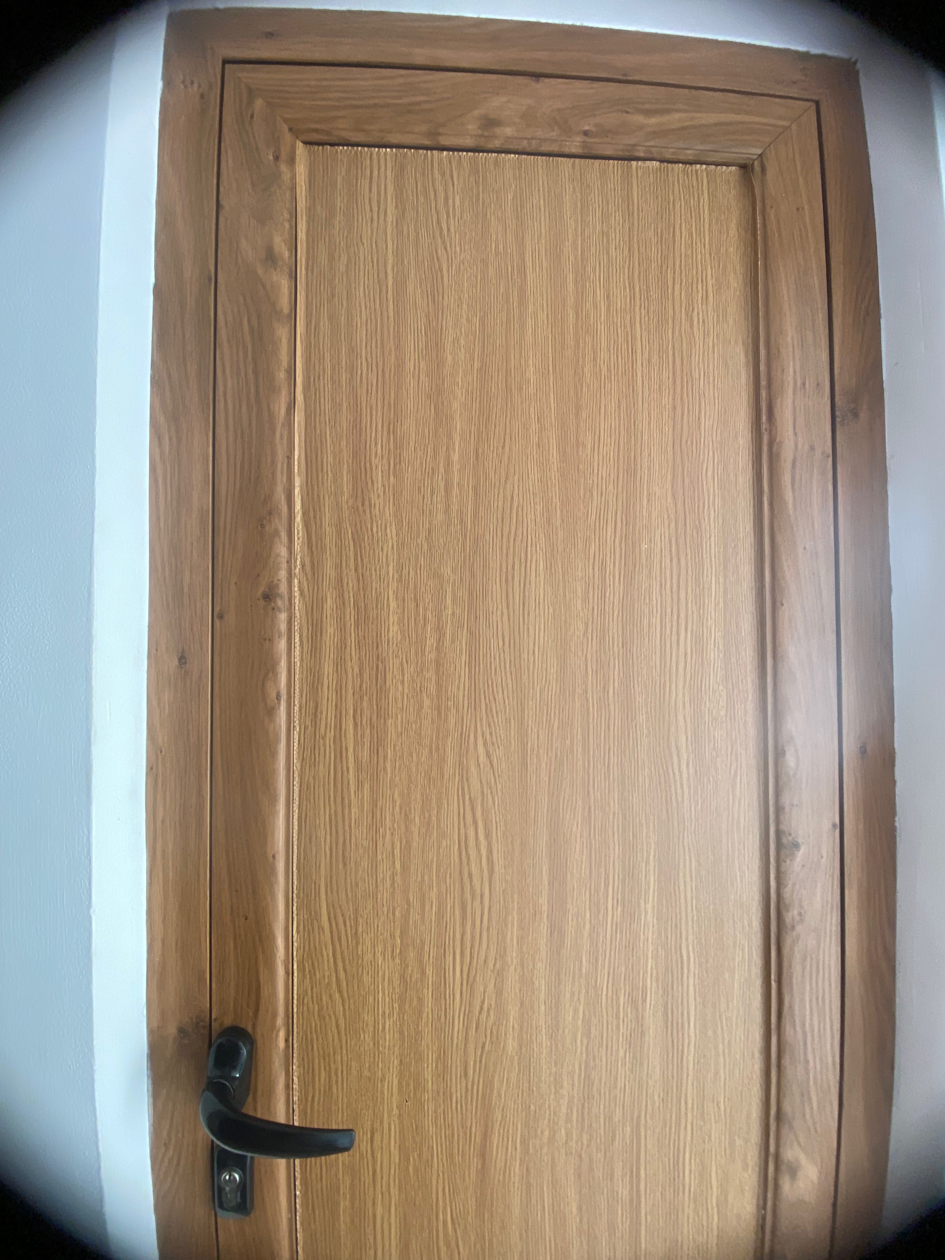Продавам алуминиеви врати