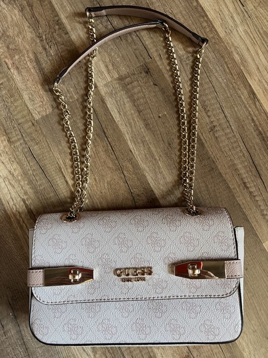 НОВА чанта Guess