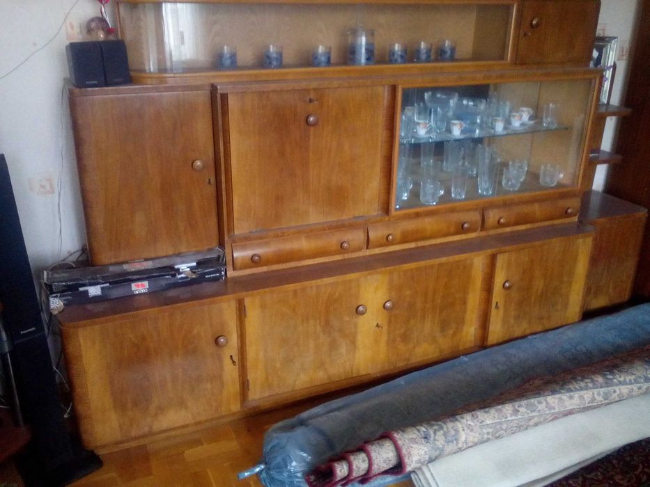 Стар дървен бюфет