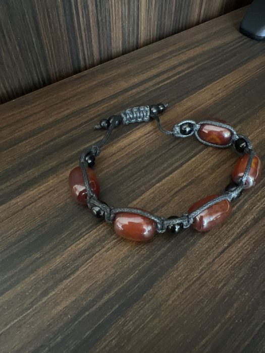 Vând diferite brățări din piele sau bile semipretioase.