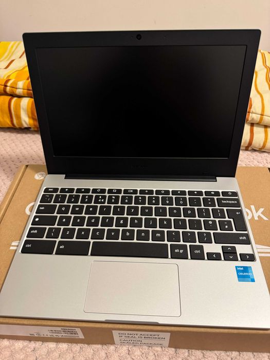 Нов ! Лаптоп Samsung, Chromebook, 4 11.6" Intel Celeron 4500, 4 GB