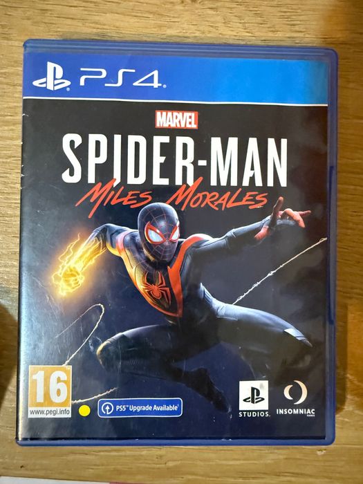 Playstation 4 с три джойстика и 5 игри