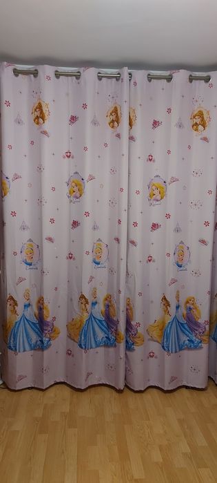 Draperii roz cu imprimeuri
