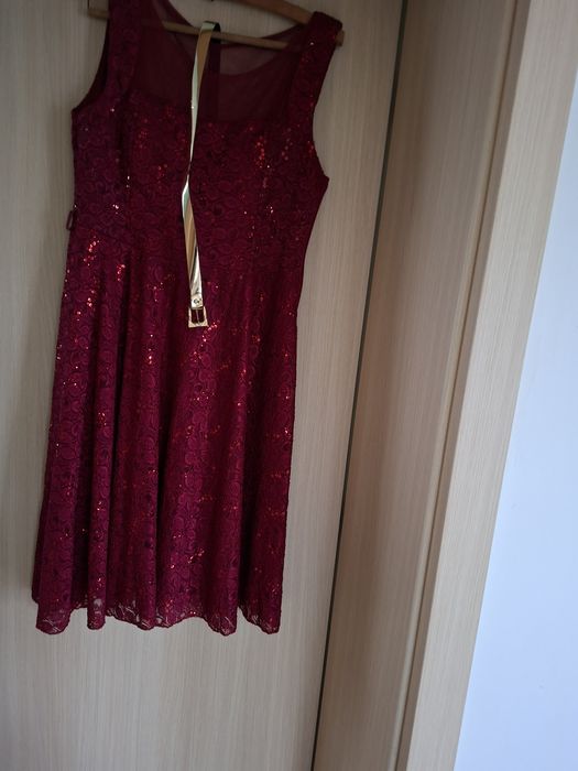 Vind rochiță mărimea 50.