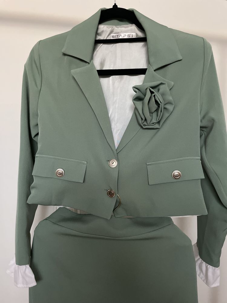Намаление.Стилен сет от пола и сако в цвят пастелно зелен. С, М, Л