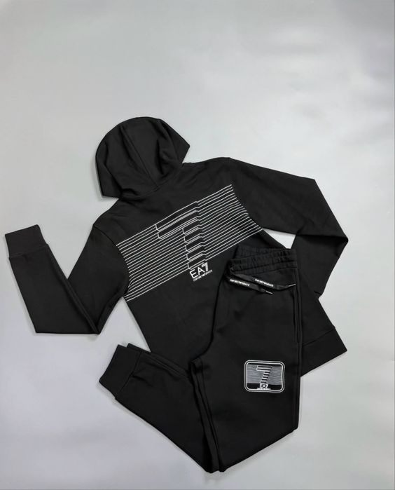 Продам костюм EMPORIO ARMANI в шикарном качестве EA7