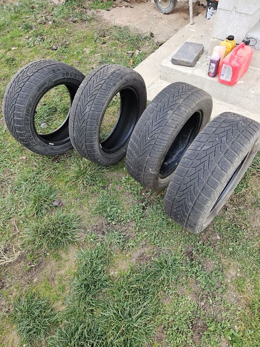 Vând cauciucuri de iarnă în stare bună mărime 205/55/R16