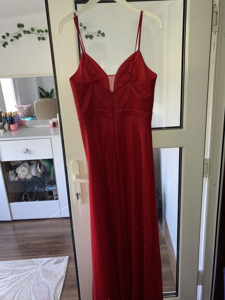 Червена блестяща рокля