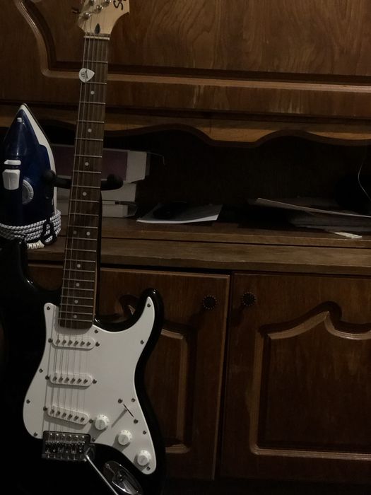 Vând chitara Fender Squaier Strat CA ȘI NOU.