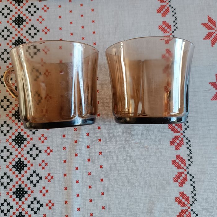 Стъклени чаши и порцеланови чинии