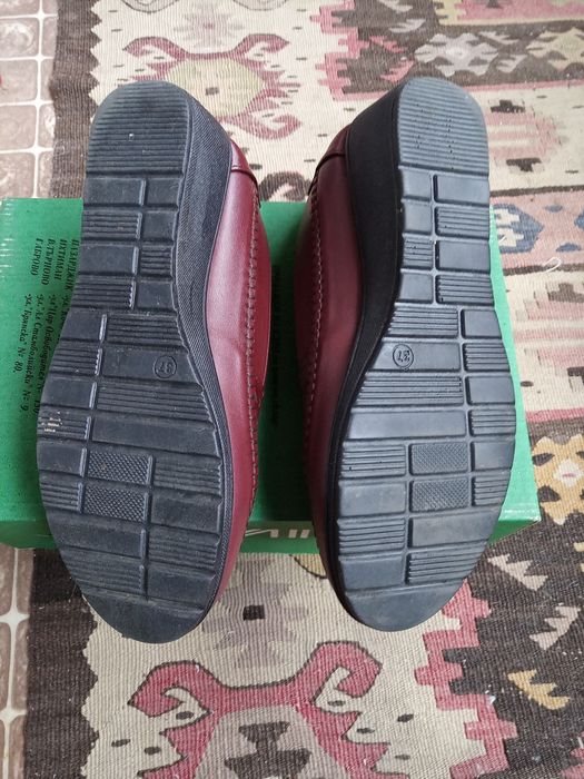 Лот два броя дамски обувки